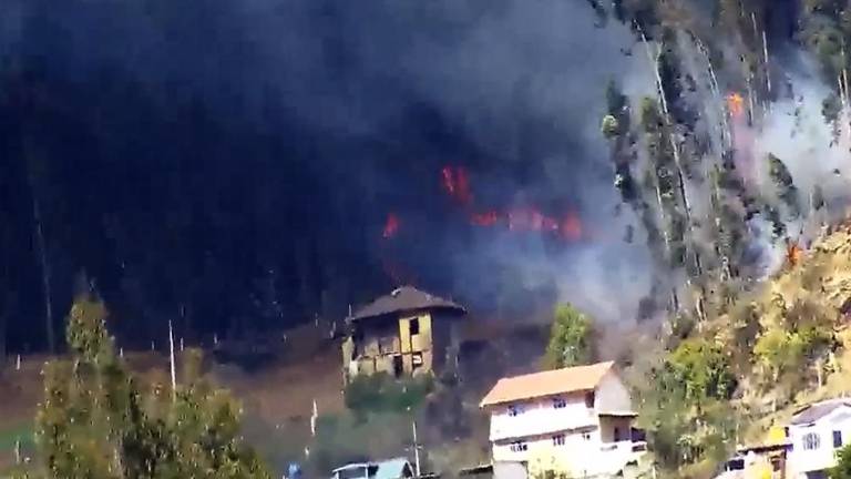 Incendio forestal vuelve a afectar al cerro Abuga, en Azogues, semanas después de una emergencia similar