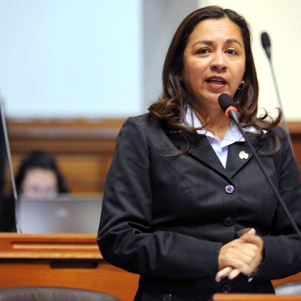 Vicepresidenta de Perú renuncia a su partido