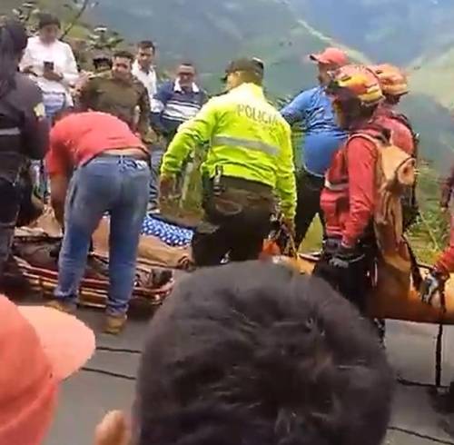 Captura de pantalla que muestra a rescatistas y policías trasladando a dos de los ciudadanos heridos por el accidente.