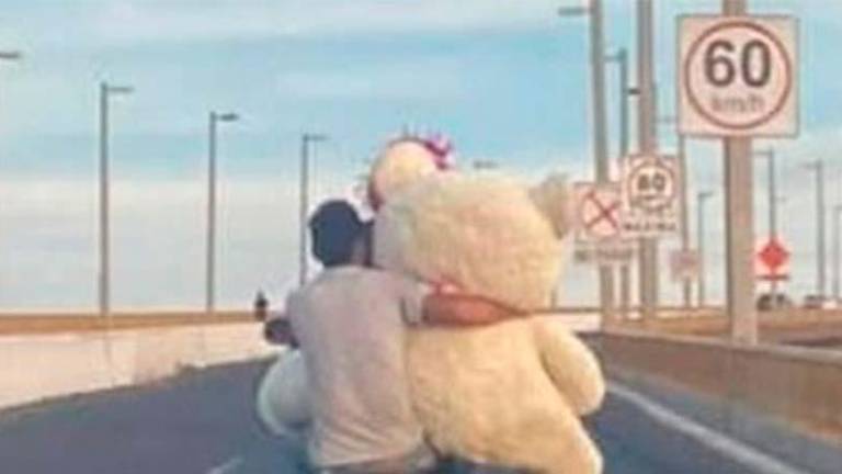 Recorrió más de 13 km en motocicleta para entregarle un peluche gigante a su hija