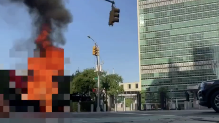 Tragedia frente a la ONU: hombre se prende fuego y muere en Nueva York; dejó mensajes sobre el Tíbet
