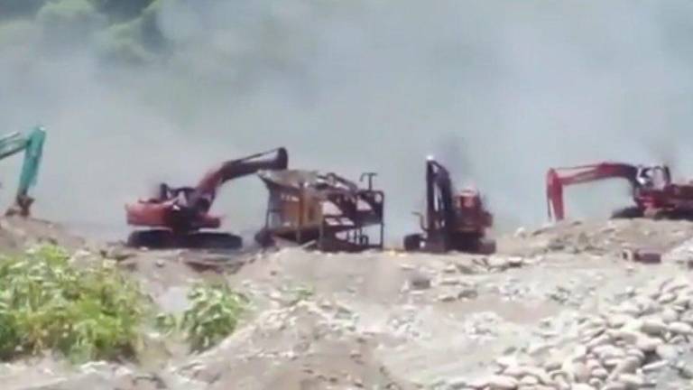 FF.AA. hacen aclaración sobre destrucción de maquinaria ecuatoriana utilizada para minería ilegal en Perú