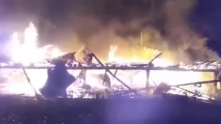 VIDEO: rayo causa pánico en Chone, impacta una casa y la destruye
