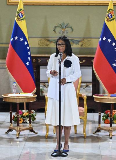 La presidenta interina de Venezuela, Delcy Rodríguez (C), habla junto al vicepresidente sectorial de Economía y Finanzas, Calixto Ortega (I), y la ministra de Petróleo e Hidrocarburos, Paula Henao, el pasado 13 de abril.