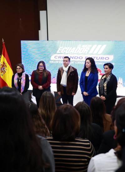 Fotografía del encuentro en el que el mandatario ecuatoriano entregó becas a migrantes ecuatorianos.