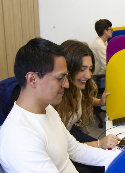 La UIDE destaca tres atributos en los profesionales que se preparan en su institución: pensamiento crítico, innovación y emprendimiento.