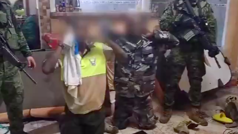 Sujetos utilizaban uniformes policiales para ejecutar actividades ilícitas en Esmeraldas