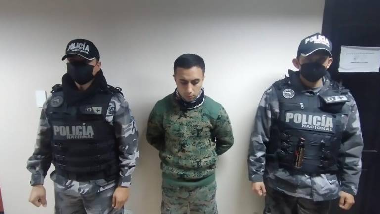 Soldado de la FAE intentaba ingresar armas, municiones y droga a la cárcel de Cotopaxi