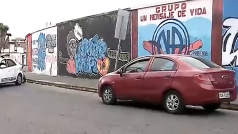 Hallan a un expolicía maniatado dentro de un auto en Chimbacalle, al sur de Quito