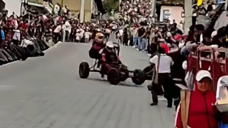VIDEO | Coche de madera pierde pista y choca contra el público en Antonio Ante, Imbabura