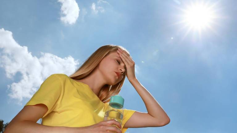 Imagen referencial de persona con calor ante altas temperaturas