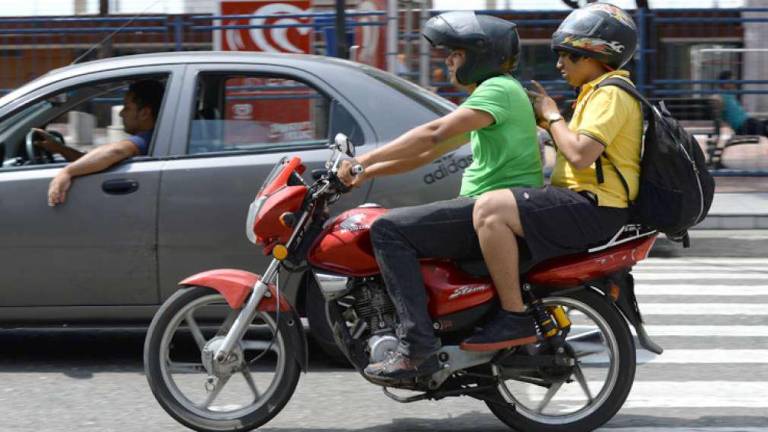 Solo una persona puede circular en moto en Guayaquil durante el estado de excepción