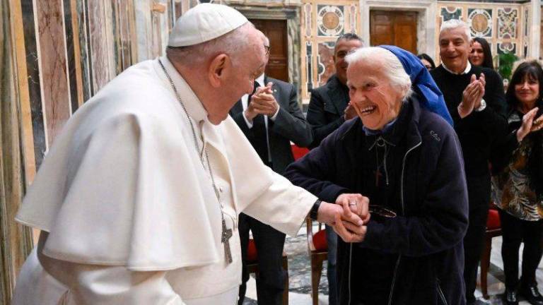 Genevieve lloró sin cesar ante el féretro del papa Francisco.