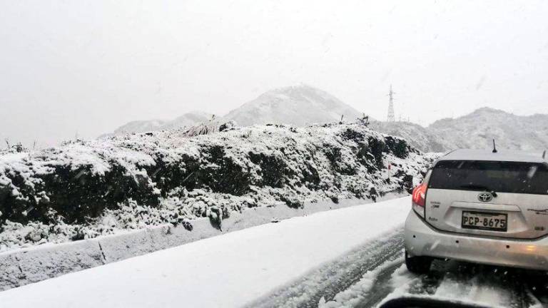 Varias carreteras de Ecuador amanecen cubiertas de nieve; autoridades piden tomar precauciones
