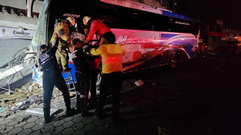 Fatal accidente en el sector Alóag: bus impactó contra una vivienda y dejó dos fallecidos