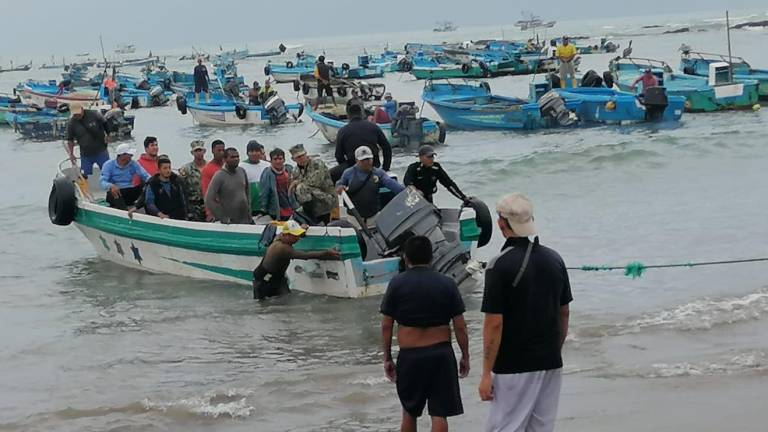 En Santa Elena, entidades de primera respuesta rescataron a 18 personas de naufragio. ​