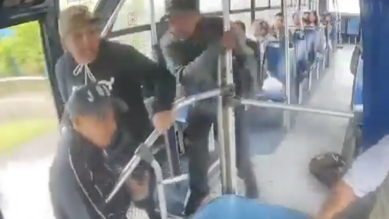 Video captó cómo tres sujetos asaltaron con cuchillos dentro de un bus en el sur de Quito