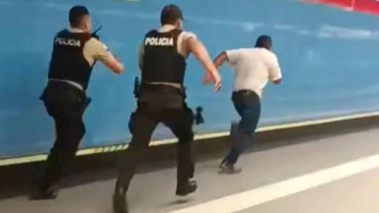 Hombre que irrumpió ebrio y trató de viajar sin pagar en el Metro de Quito recibe multa de USD 482