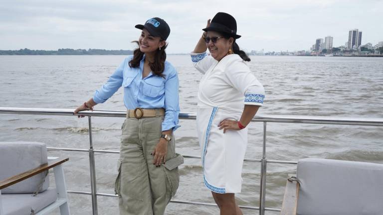 Marcela Aguiñaga y Lourdes Tibán en el río Guayas.