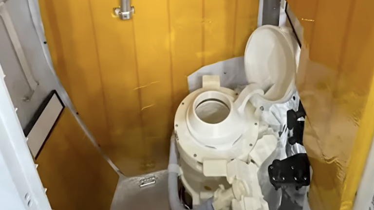 Misión Artemis II: así es el inodoro de los astronautas que van a la Luna
