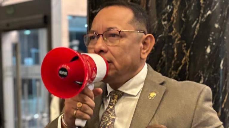 Ronal González irrumpió en la Asamblea con un megáfono.