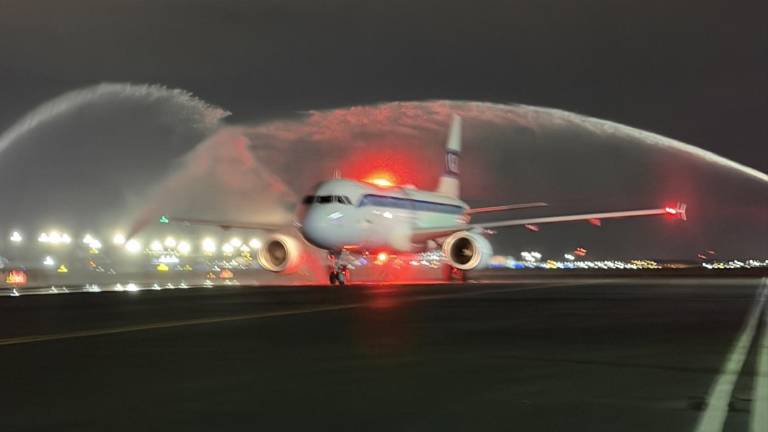 Fotografía que muestra el avión en el que llegó Messi junto al resto de la plantilla del Inter Miami.