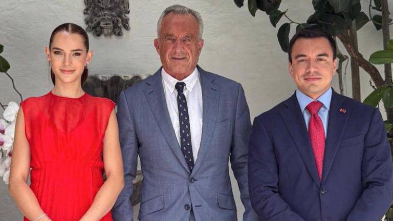 Lavinia Valbonesi, Robert F. Kennedy Jr. y Daniel Noboa.
