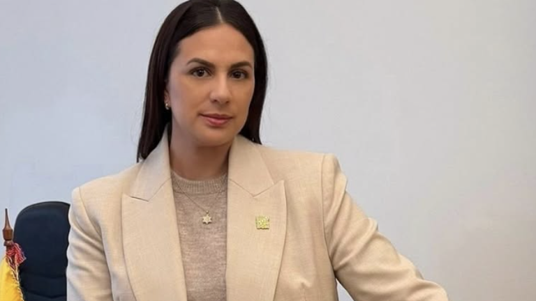 María Grazzia Acosta llega a la Embajada de Ecuador en Costa Rica.