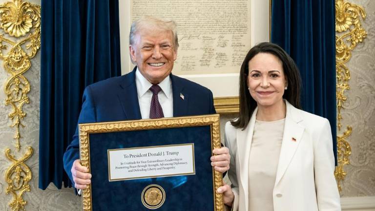 Una foto proporcionada por la Casa Blanca muestra al presidente de Estados Unidos, Donald Trump (izq.) y a la líder opositora venezolana, María Corina Machado (der.), durante su reunión en la Oficina Oval en Washington.