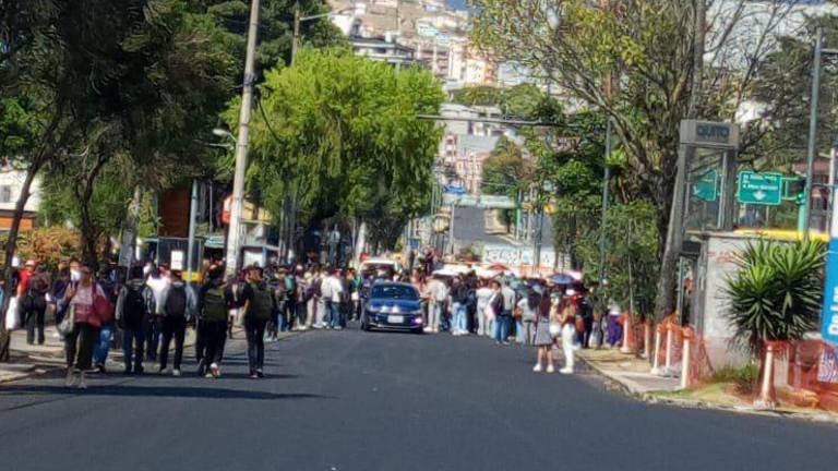 Evacúan a personal y alumnos de una universidad de Quito por presunta amenaza de bomba