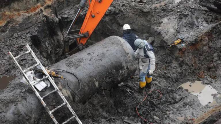Fotografía que muestra las labores de reparación de la tubería rota.