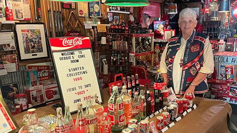 Mujer en Carolina del Norte gana el récord Guinness por coleccionar artículos de Coca-Cola