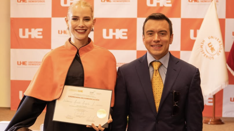 Lavinia Valbonesi junto a su esposo en su graduación como Comunicadora.