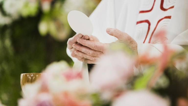 Sacerdote mordió a una mujer por tomar las hostias de la Comunión sin confesarse