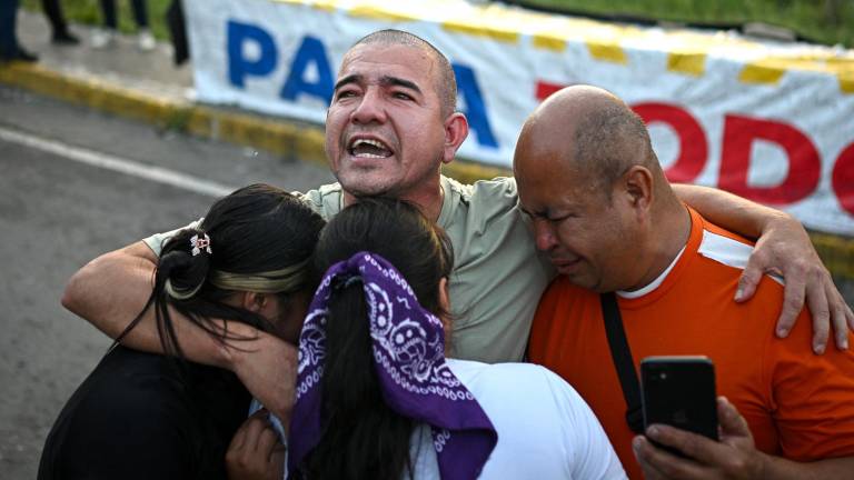 El preso venezolano Richard Puentes (C) abraza a sus familiares después de su liberación de la prisión El Rodeo I en Guatire, estado Miranda, Venezuela, el 23 de febrero de 2026.