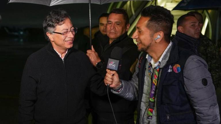 Fotografía cedida por la Presidencia de Colombia del presidente colombiano Gustavo Petro ofreciendo declaraciones este domingo, antes de viajar a EE.UU., en Bogotá.