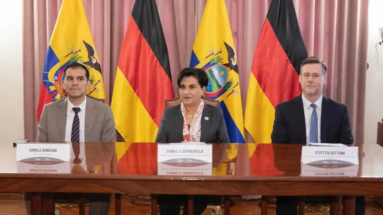 El ministro de Trabajo, Harold Burbano; la canciller ecuatoriana Gabriela Sommerfeld; y el director general de Asuntos Internacionales de la Agencia Federal de Empleo (BA), Steffen Sottung.