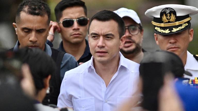 El presidente de Ecuador, Daniel Noboa (C), llega al Festival de la Independencia de Guayaquil en el Centro Cívico de Guayaquil, Ecuador, el 8 de octubre de 2025.