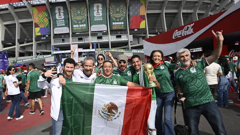 Aficionados mexicanos posan a las afueras del estadio antes del partido de fútbol del Grupo A del Mundial 2026 entre México y Sudáfrica.