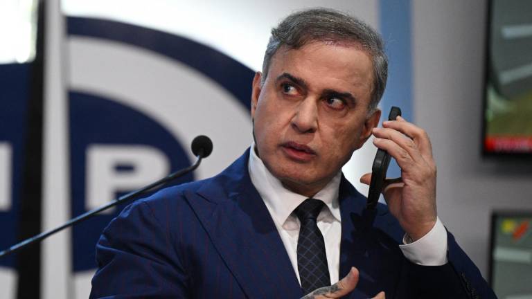 El fiscal general de Venezuela, Tarek William Saab, usa su teléfono antes de una conferencia de prensa en el Ministerio Público en Caracas el 13 de enero de 2025.