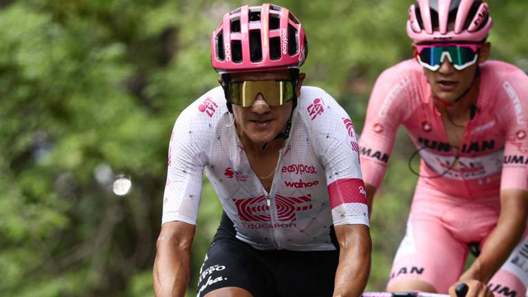 El ciclista ecuatoriano de EF Education - EasyPost, Richard Carapaz (izq.), y el ciclista mexicano del UAE Team Emirates XRG, Isaac Del Toro.