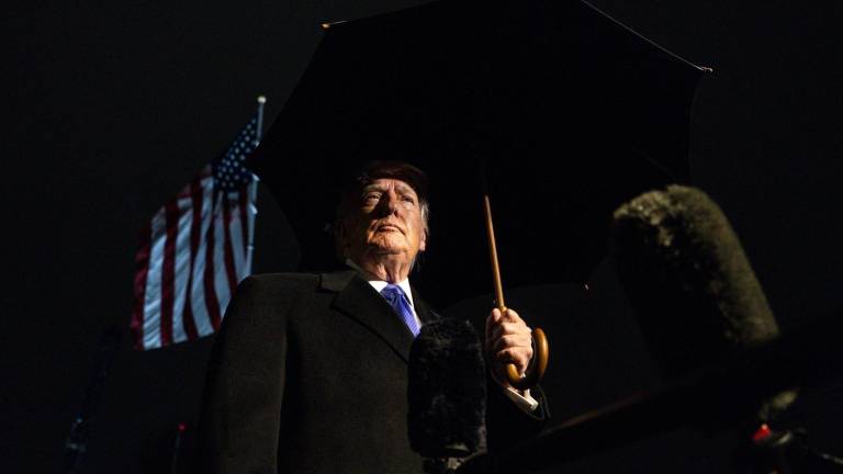 El presidente estadounidense, Donald Trump, habla con la prensa antes de salir de la Casa Blanca en Washington.