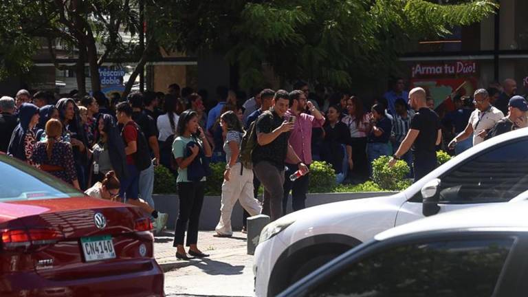 Ciudadanos se reúnen en un punto luego de evacuar varios edificios tras el terremoto en Panamá.