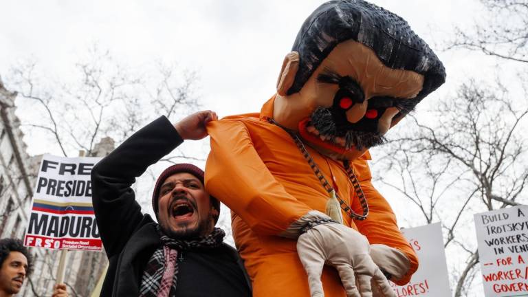 Un miembro de la diáspora venezolana lleva una marioneta que representa al expresidente de Venezuela, Nicolás Maduro.