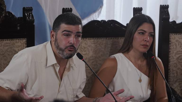 Fotografía tomada el 15 de mayo del 2025, que muestra al alcalde de Guayaquil, Aquiles Alvarez, junto a la entonces vicealcaldesa Tatiana Coronel.