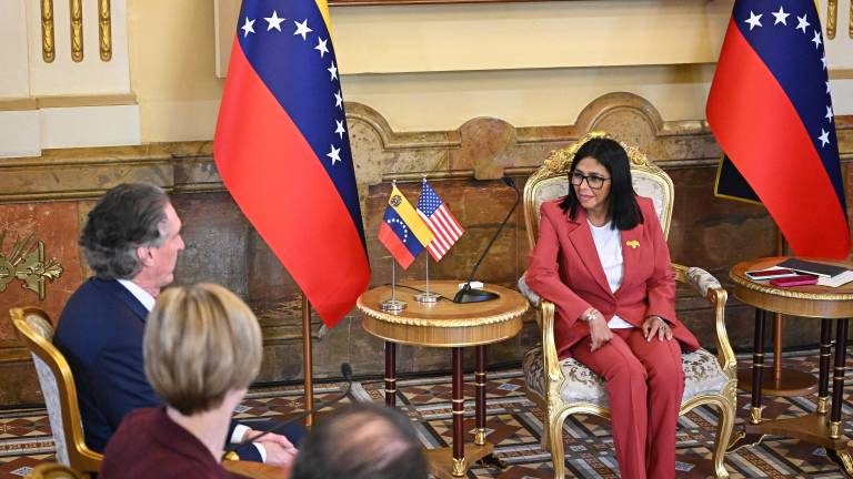 La presidenta interina de Venezuela, Delcy Rodríguez (derecha), habla con el secretario del Interior de Estados Unidos, Doug Burgum (izquierda), durante una reunión en el Palacio Presidencial de Miraflores.