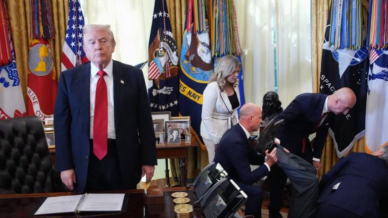 VIDEO | Ejecutivo farmacéutico se desmayó cerca de Donald Trump: ¿Qué le ocurrió?