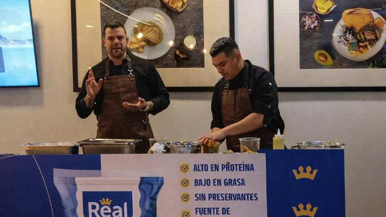 Chef manabita, José David García, prepara diferentes platos con Merluza