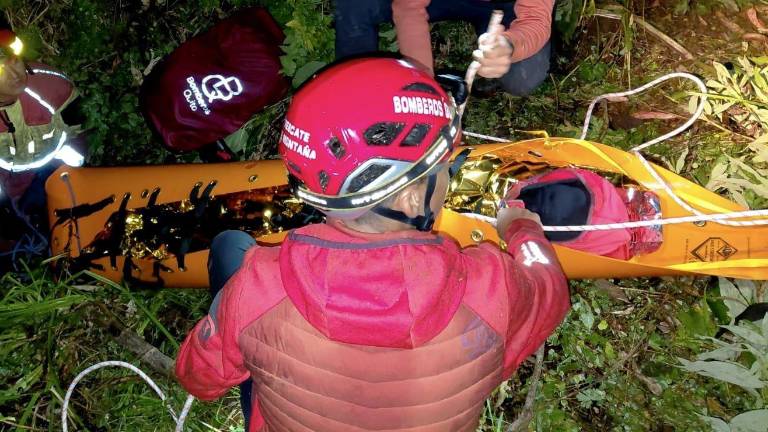 Bomberos rescatan a 12 niños y cinco adultos que se perdieron en el volcán Pichincha