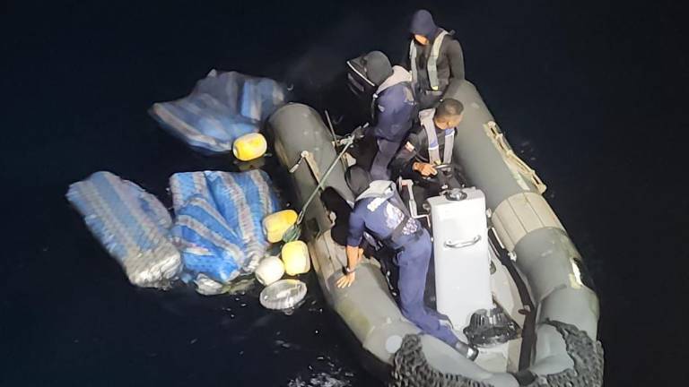 Hallan bultos con armas y 2.592 galones de combustible cerca de Galápagos